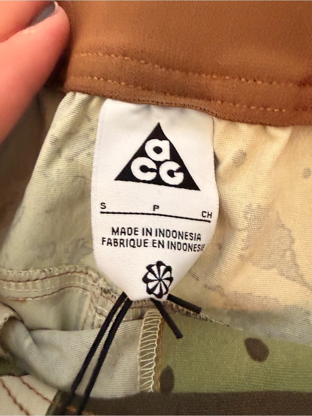 Nike ACG cactus camo pants with green, black, and beige cactus print - Picture 6 of 6